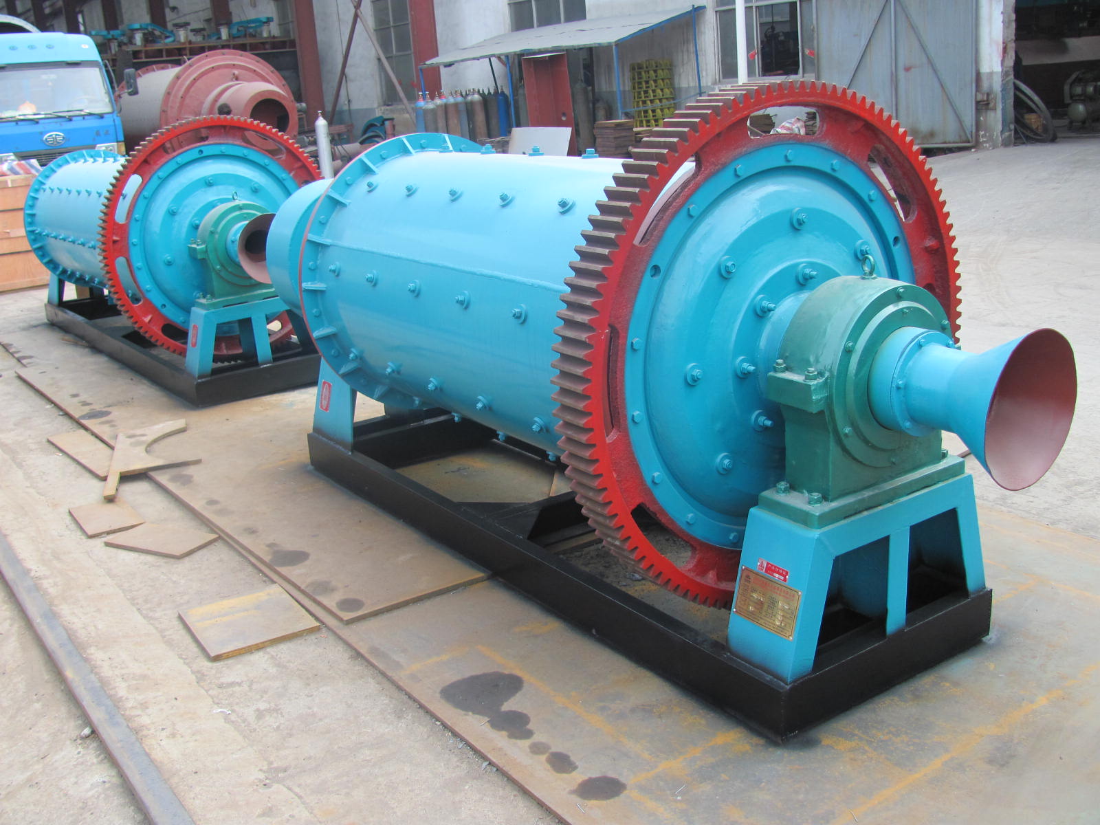 Phosphate ore grinding mill in operation